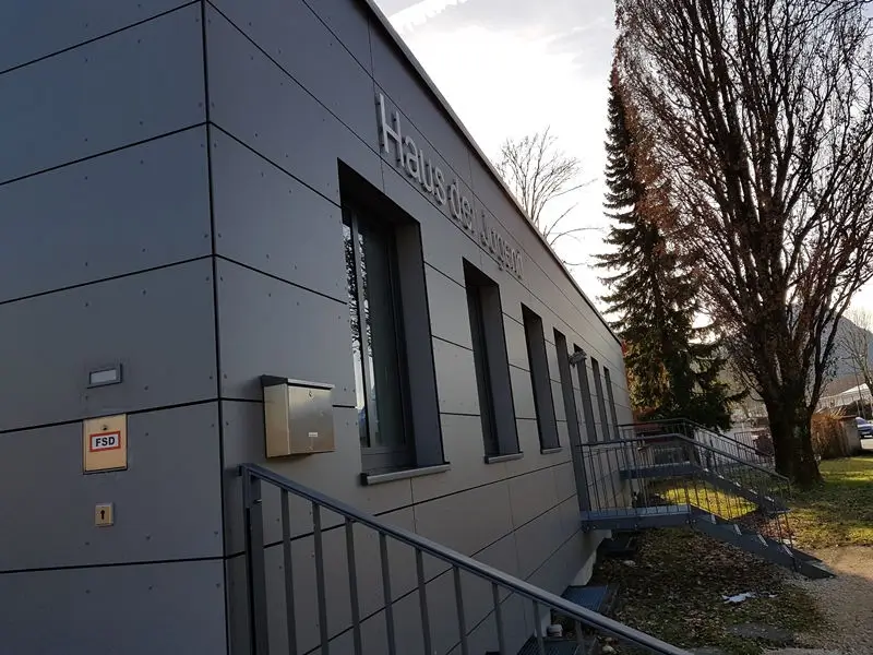 Öffentliches Gebäude mit integriertem Brandschutz — Haus der Jugend