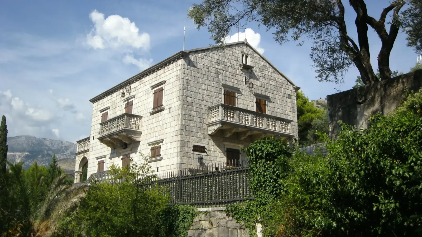 Steinhaus mit klarer Fassade — Architekturbeispiel